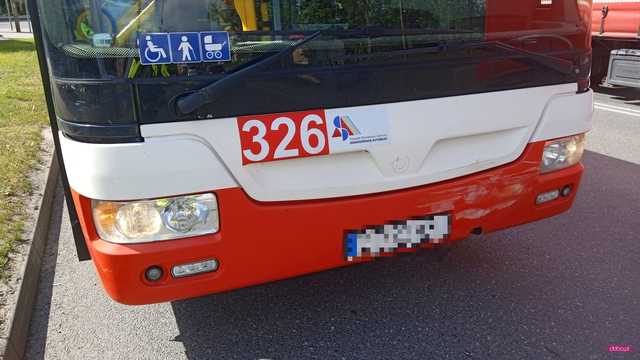 Zderzenie autobusu i volkswagena w Dzierżoniowie