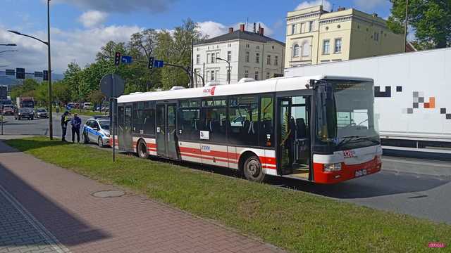 Zderzenie autobusu i volkswagena w Dzierżoniowie