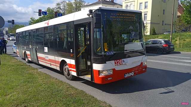 Zderzenie autobusu i volkswagena w Dzierżoniowie
