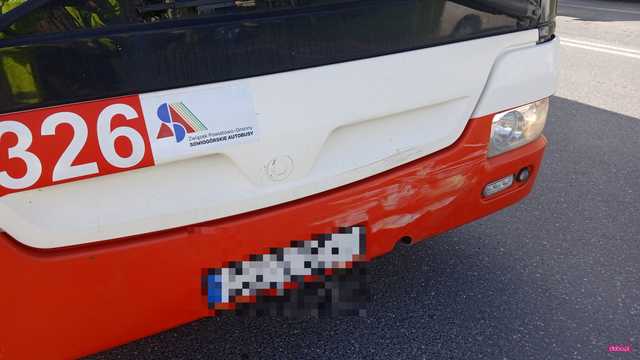 Zderzenie autobusu i volkswagena w Dzierżoniowie