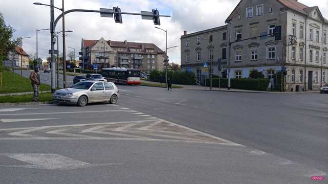 Zderzenie autobusu i volkswagena w Dzierżoniowie