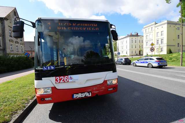 Zderzenie autobusu i volkswagena w Dzierżoniowie