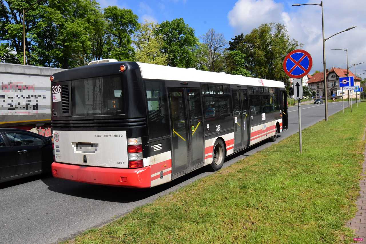 Zderzenie autobusu i volkswagena w Dzierżoniowie