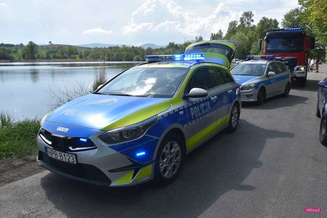 Wypadek 5 młodych osób przy stawie w Owieśnie