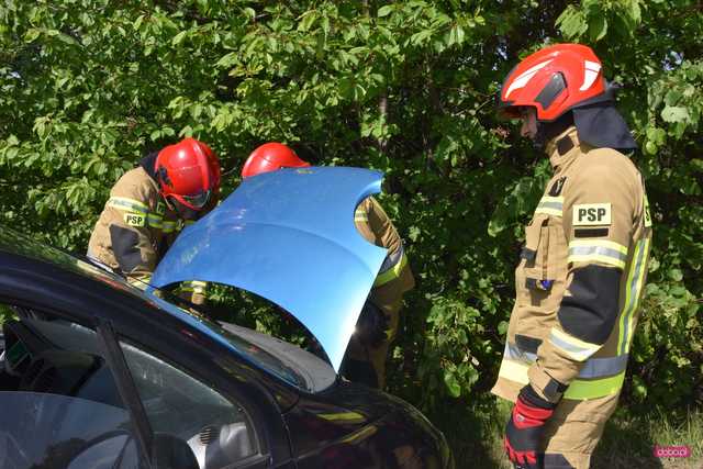 Wypadek 5 młodych osób przy stawie w Owieśnie
