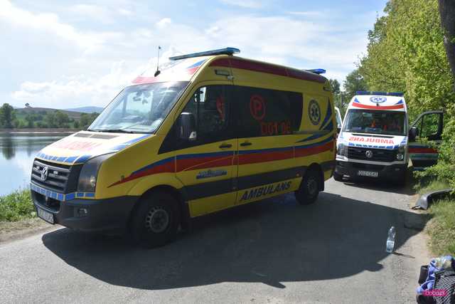 Wypadek 5 młodych osób przy stawie w Owieśnie