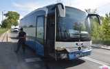Zderzenie autobusu z mazdą na ósemce w Nowej Wsi Niemczańskiej
