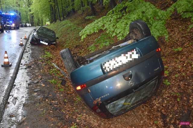 Zderzenie samochodów zakończone dachowaniem na drodze Wolibórz - Jodłownik 