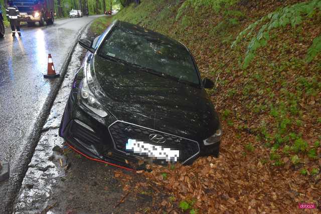Zderzenie samochodów zakończone dachowaniem na drodze Wolibórz - Jodłownik 