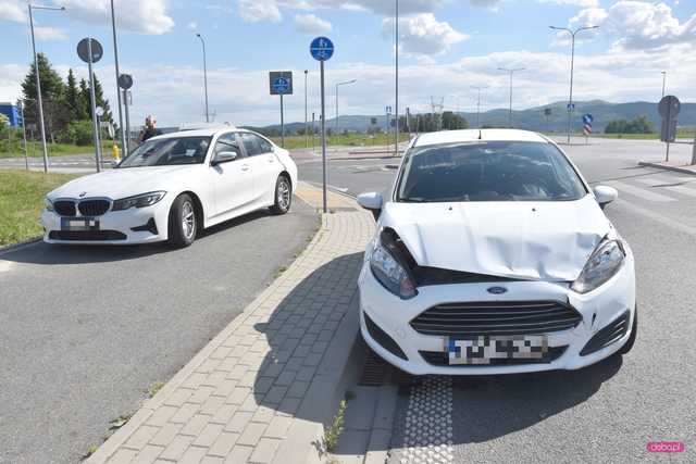Zderzenie bmw i forda na obwodnicy Dzierżoniowa
