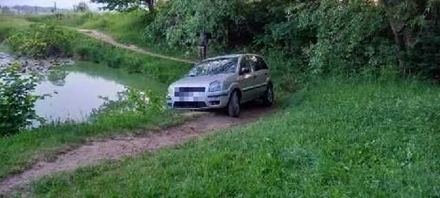 samochód nad zbiornikiem