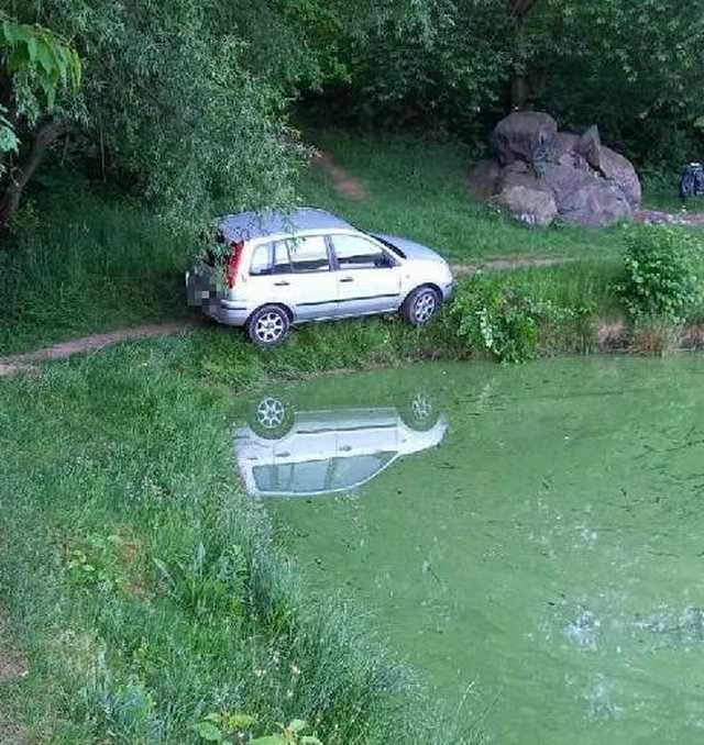 samochód nad zbiornikiem