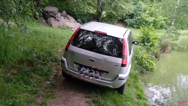 samochód nad zbiornikiem