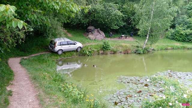 samochód nad zbiornikiem