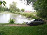 samochód nad zbiornikiem