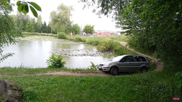 samochód nad zbiornikiem