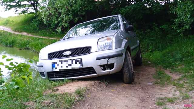samochód nad zbiornikiem