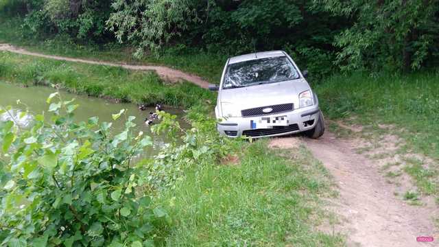 samochód nad zbiornikiem