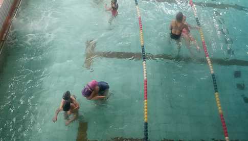 OSiR Dzierżoniów. Zakończony program „Doskonalenia oraz nauki pływania dzieci – Rybka”