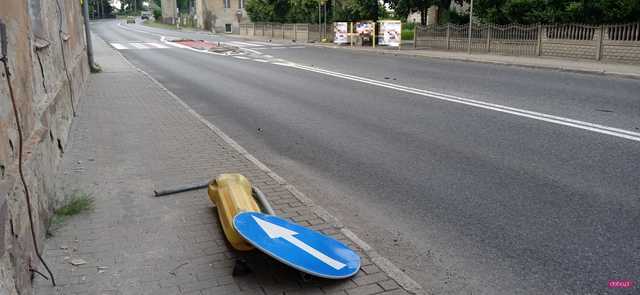 Skasował znaki drogowe