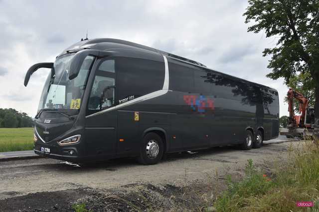 Koparką zahaczył o autobus