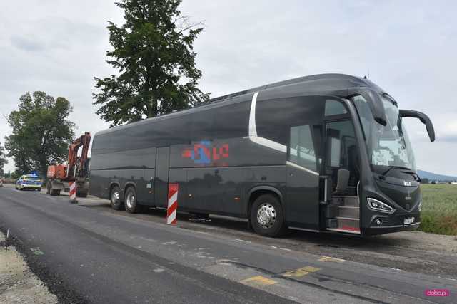 Koparką zahaczył o autobus