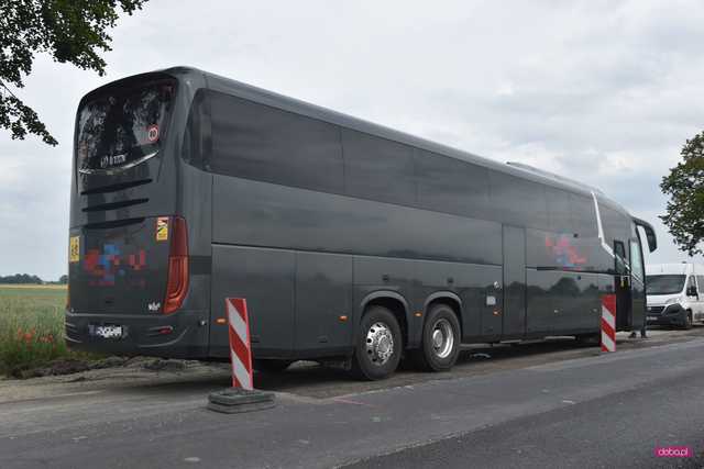 Koparką zahaczył o autobus