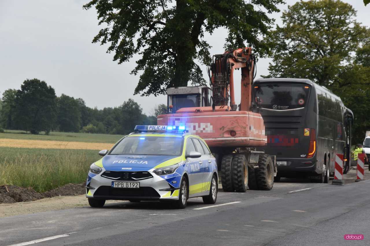 Koparką zahaczył o autobus