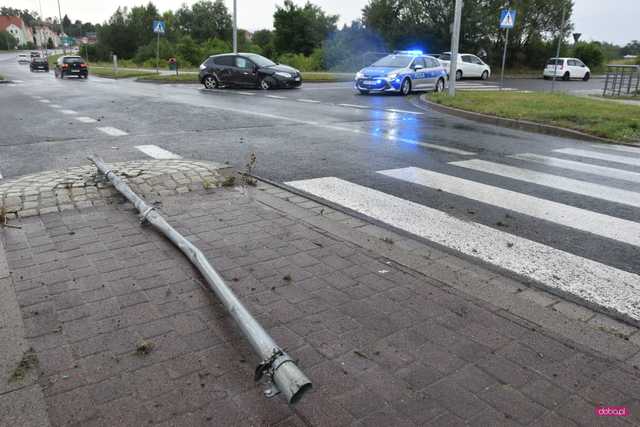 Renault uderzył w wysepkę drogową na obwodnicy Bielawy