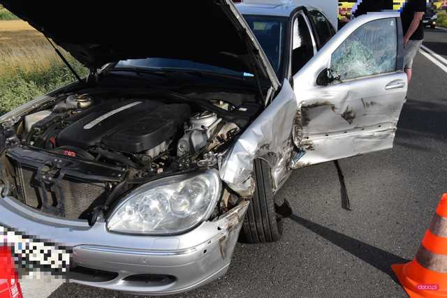 Zderzenie mercedesa z ciężarówką na ósemce