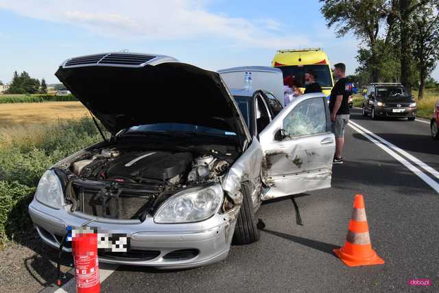 Zderzenie mercedesa z ciężarówką na ósemce