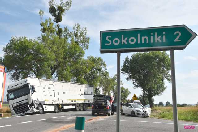 Zderzenie trzech samochodów na K8. Droga zablokowana