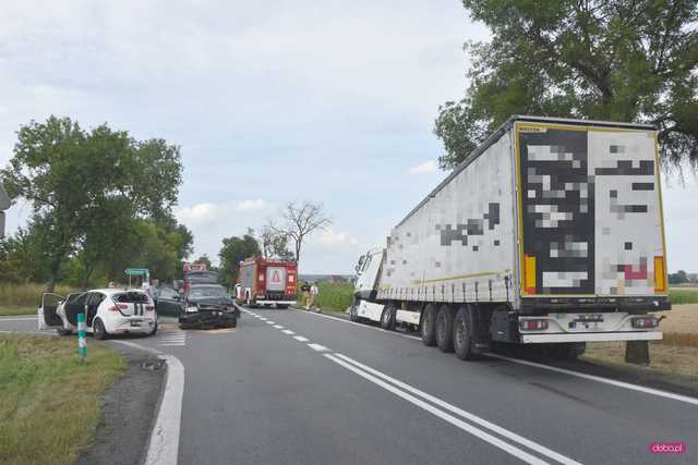 Zderzenie trzech samochodów na K8. Droga zablokowana