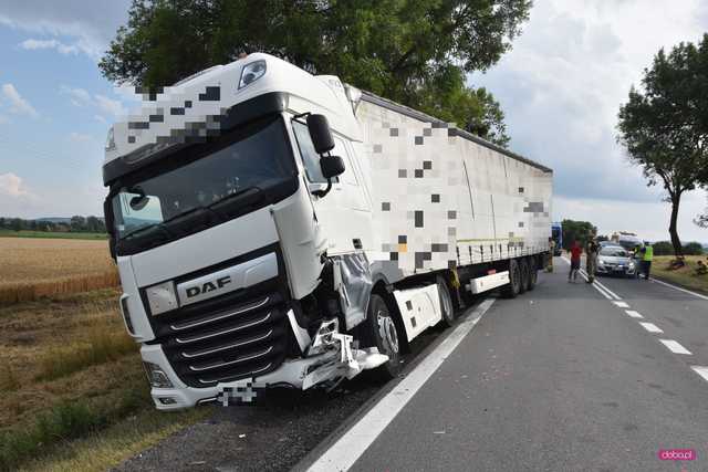 Zderzenie trzech samochodów na K8. Droga zablokowana