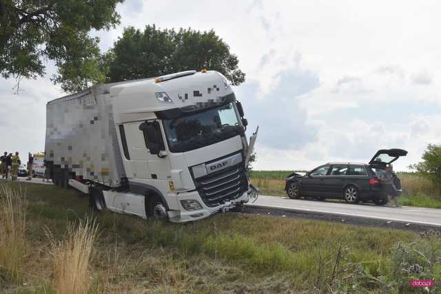 Zderzenie trzech samochodów na K8. Droga zablokowana