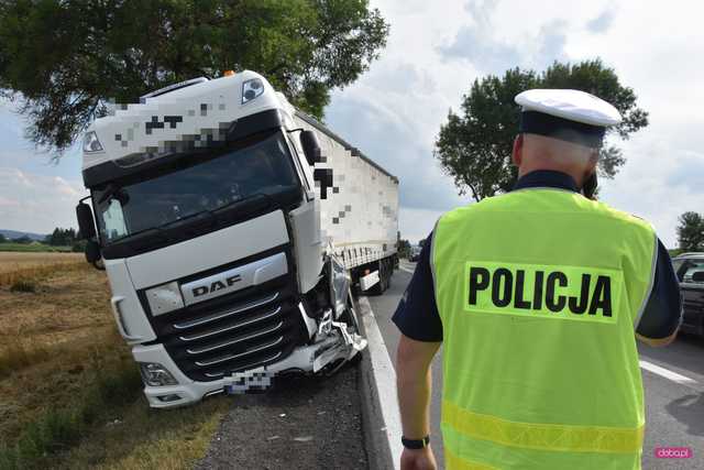 Zderzenie trzech samochodów na K8. Droga zablokowana