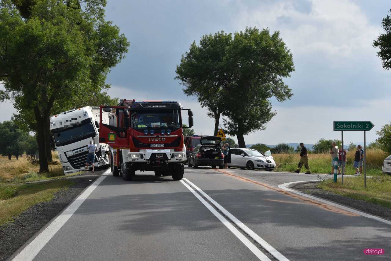 Zderzenie trzech samochodów na K8. Droga zablokowana