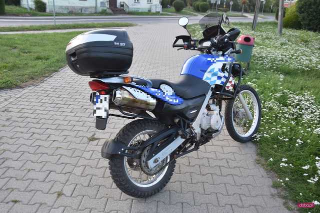 Wypadek motocyklisty na rondzie w Bielawie