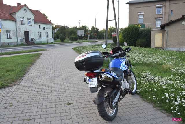 Wypadek motocyklisty na rondzie w Bielawie
