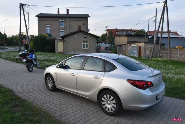 Wypadek motocyklisty na rondzie w Bielawie