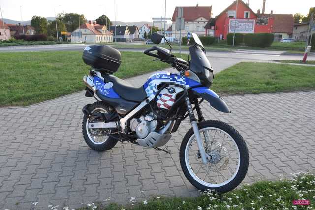 Wypadek motocyklisty na rondzie w Bielawie