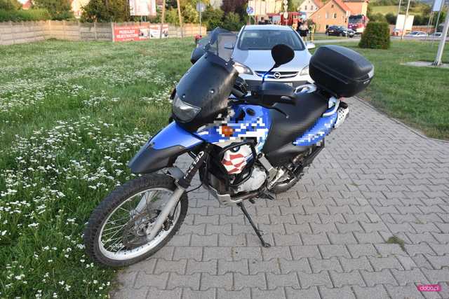 Wypadek motocyklisty na rondzie w Bielawie