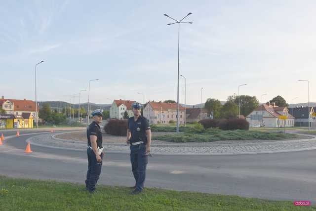 Wypadek motocyklisty na rondzie w Bielawie