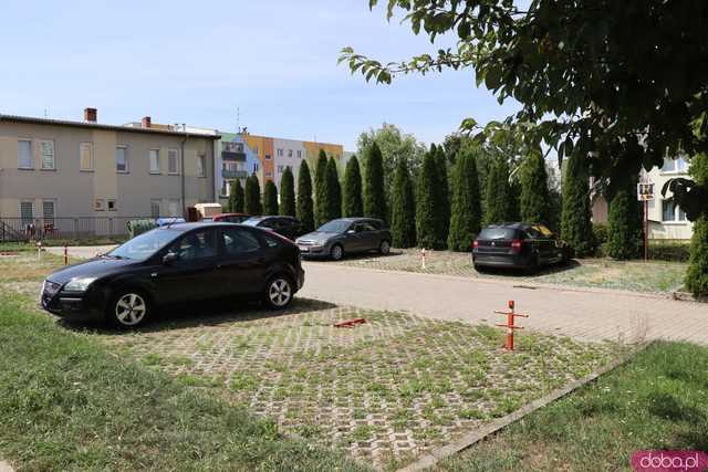 Parking na os. Różanym: wysokie opłaty i blokady wzbudzają sprzeciw mieszkańców