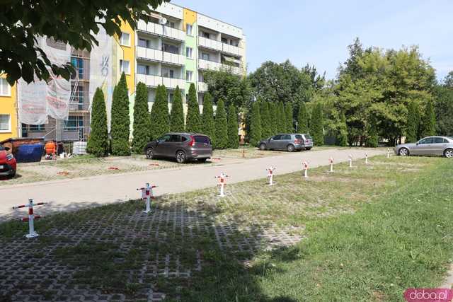 Parking na os. Różanym: wysokie opłaty i blokady wzbudzają sprzeciw mieszkańców