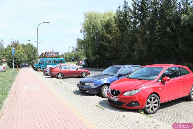 Parking na os. Różanym: wysokie opłaty i blokady wzbudzają sprzeciw mieszkańców