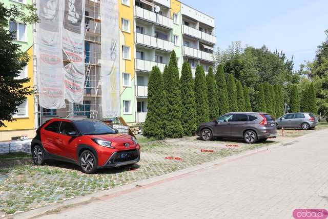Parking na os. Różanym: wysokie opłaty i blokady wzbudzają sprzeciw mieszkańców