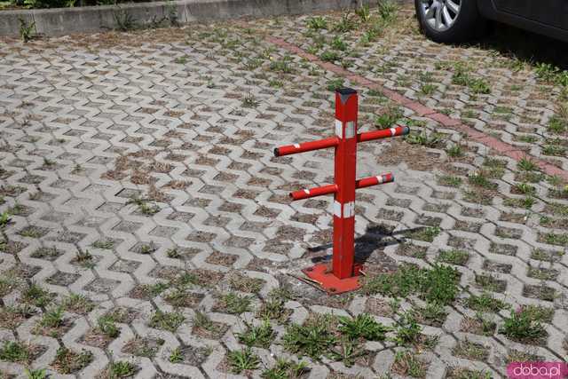 Parking na os. Różanym: wysokie opłaty i blokady wzbudzają sprzeciw mieszkańców