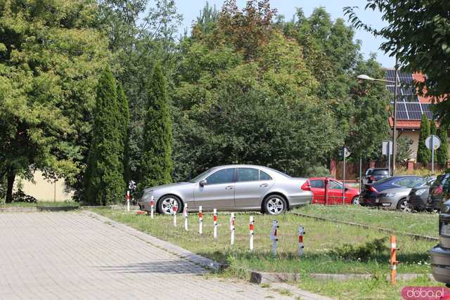 Parking na os. Różanym: wysokie opłaty i blokady wzbudzają sprzeciw mieszkańców