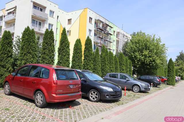 Parking na os. Różanym: wysokie opłaty i blokady wzbudzają sprzeciw mieszkańców